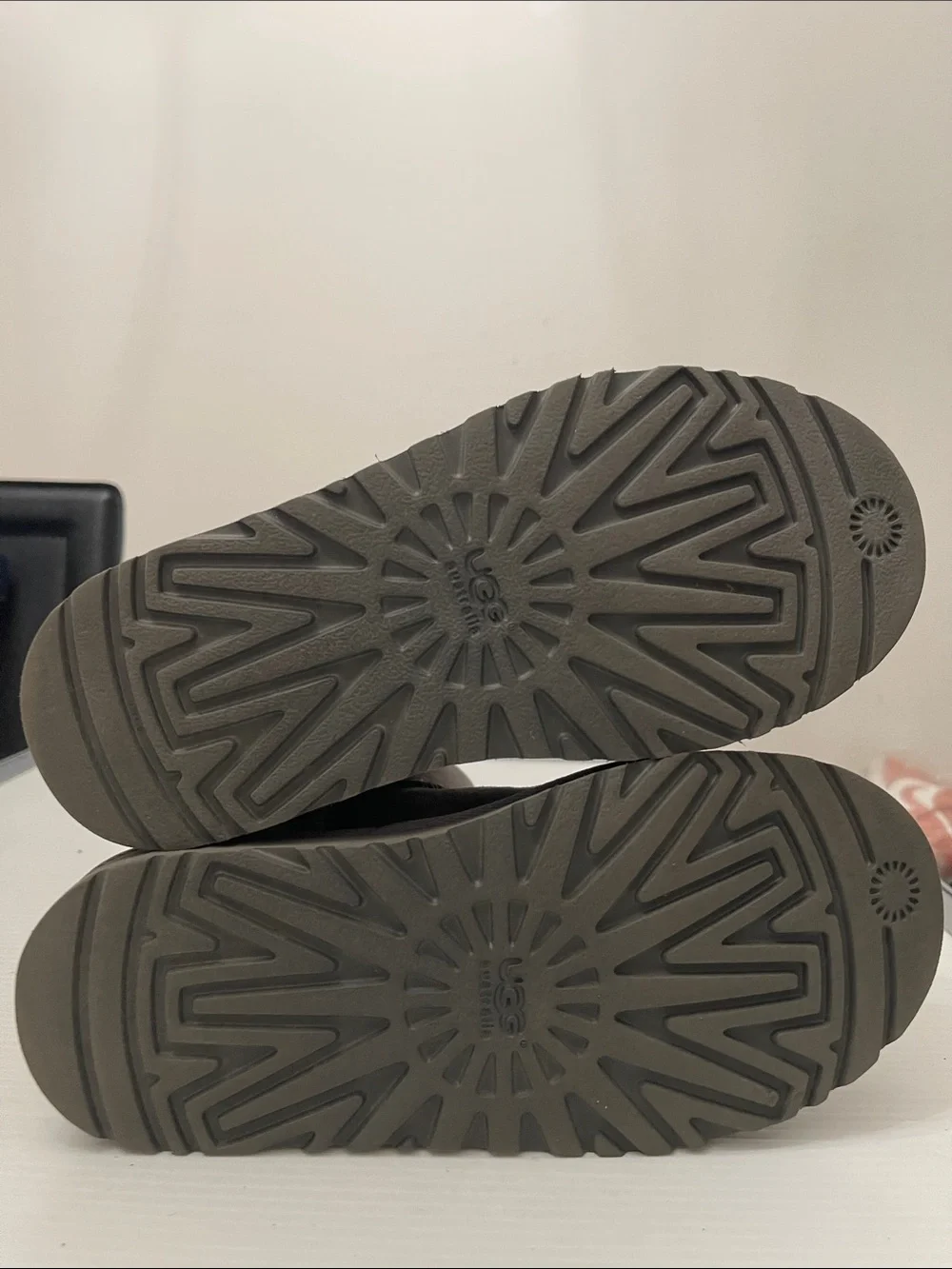 UGG WINTER CLASSIC SHORT II BOOTS BOYS-GIRLS SIZE 4